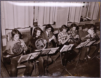 Svartvitt fotografi på elever från Kommunala musikskolan som spelar blåsinstrument