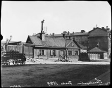 Pärlstickaregränd 10. Huset låg mitt i det som i dag är korsningen mellan Rådmansgatan och Tulegatan. Huset revs och gatan försvann 1904. Vagnen är troligen lastad med mineralvatten.