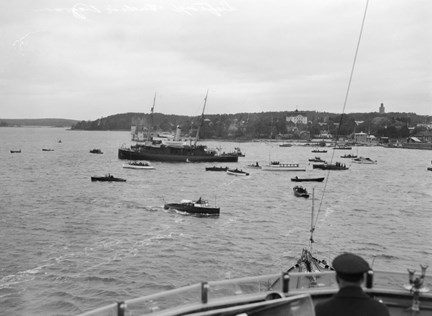 HS Svensksund med kvarlevorna efter de förolyckade männen från Andréexpeditionen passerar Vaxholm på sin väg till Stockholm från Tromsö i Norge.