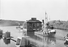 Liljeholmsbadet bogseras till Hammarbyvarvets torrdocka för översyn och reparation, av bogserbåten Munin