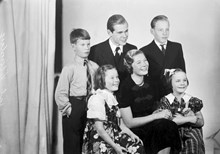 Grupporträtt av en ung man, en ung kvinna och fyra barn, Lillienberg