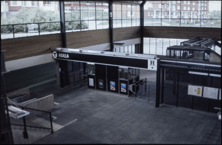 Bild över tunnelbanestationen Akallas biljetthall och spärrlinje år 1977.