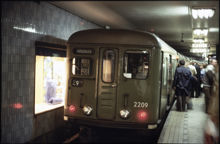 Grönt tunnelbanetåg vid Slussens tunnelbanestation år 1977