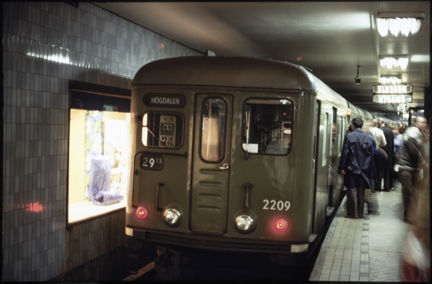 Grönt tunnelbanetåg vid Slussens tunnelbanestation år 1977