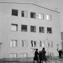 Trasiga fönster i ett bostadshus vid Eriksdalsgatan - Vetegatan efter den sovjetiska bombfällningen över Eriksdalsområdet 1944.