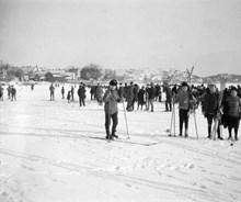 Skolungdomar på skidutflykt till Hammarby sjö vid 1900-talets början