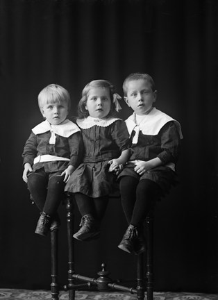 Grupporträtt med tre barn Palmberg.