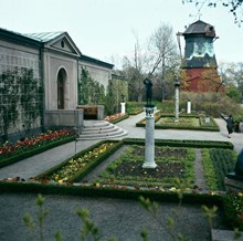 Galleribyggnaden och galleriterrassen, Prins Eugens waldemarsudde, med Linoljekvarnen åt öster i fonden.