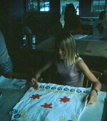Barnens ö: Flicka trycker färg på tröja