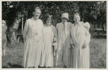 Ebba Holgersson, Honorine Hermelin och Ada Nilsson tillsammans med en okänd kvinna