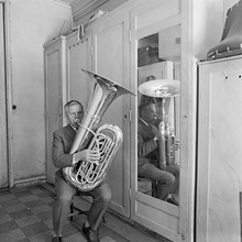 Konserthuset. Arne Lemon övar bastuba i gamla omklädningsrummet för blåsare