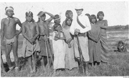 En grupp ursprungsbefolkning i Gran Chaco, tillsammans med en vit man i västerländska kläder.