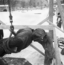 Nils Ericssons staty i Järnvägsparken flyttades den 11 mars 1947 kl 14.10