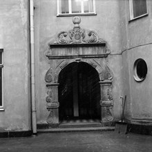 Portalen till Sturegatan 16 från gården