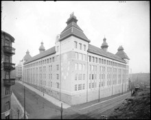 Adolf Fredriks folkskola mot korsningen Dalagatan - Rådmansgatan.