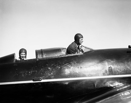 Flygaren Charles Lindbergh och hans fru Anne Morrow, i ett flygplan, vid deras Stockholmsbesök
