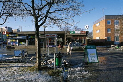Bild över Örnsbergs tunnelbaneuppgång och en gammal dam.
