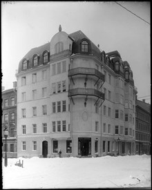 Brahegatan 39 i hörnet av Östermalmsgatan 35 vintertid