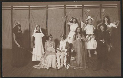Pjäsen "The Sleeping Beauty" spelad av en klass på Wallinska skolan 1915