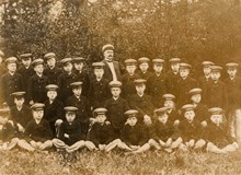 Pojkarna i gräset. Frimurarbarnhuset i Kristineberg, 16 augusti 1908.