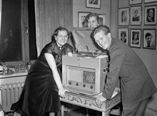 Pristagarna vid riksfinalen i vältalighetstävlan visar upp en radiogrammofon. Anne-Marie Stormdal, Lena Lönner och Göran Sjöberg