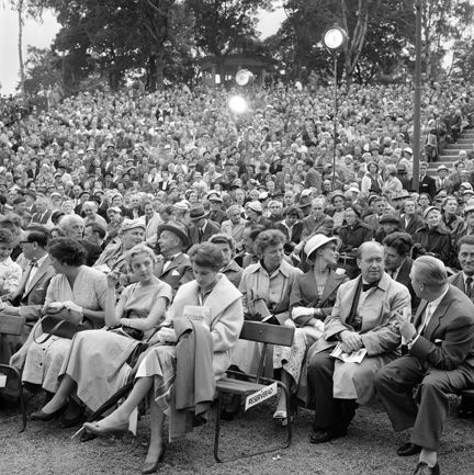 Vitabergsparken. Parkteater premiär för sommaren med ""Nordisk kabaré"", dansk vådevill, norsk komik och svensk dans