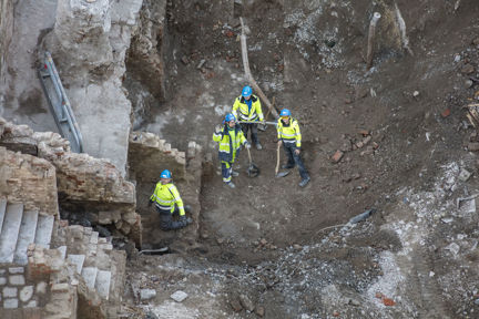 Arkeologer och huslämningar i kvarteret Ormen vid Slussen