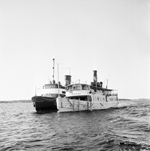 Båten Ljusterö som gått på grund bogseras till Stockholm