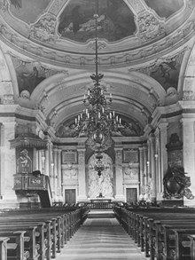 Interiör av Adolf Fredriks kyrka mot altaret