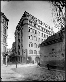 Ateneum för flickor i hörnhuset vid Stora Badstugatan 26-28 (nuvarande Sveavägen 48). Närmast Adolf Fredriks Kyrkogatan