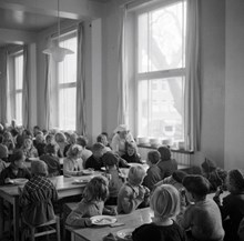 Barnbespisning i Gubbängens folkskola.