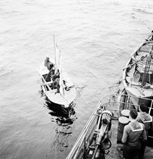 Flyktingar från Baltikum i mindre segelbåt angör vid krigsfartyg 1944