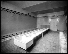 Interiör från tvättrum i Adolf Fredriks folkskola, Norrtullsgatan 18. Nuvarande Matteusskolan.