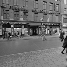 Drottninggatan 51. Fasaden med butiksskyltar: Franska Modesalongen, AB Åke Blomquist och Svensk Engelska
