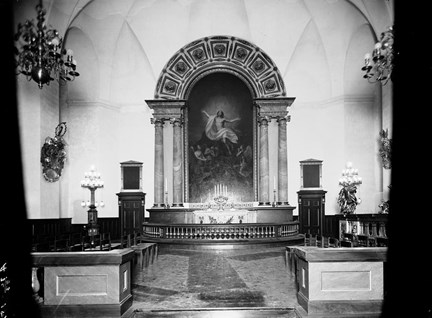 Främre delen av kyrkan, med altare och altartavla.