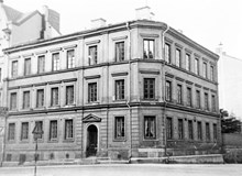 Linnégatan 37 vid hörnet av Artillerigatan. F.d. Hedvig Eleonora och Oskars folkskola