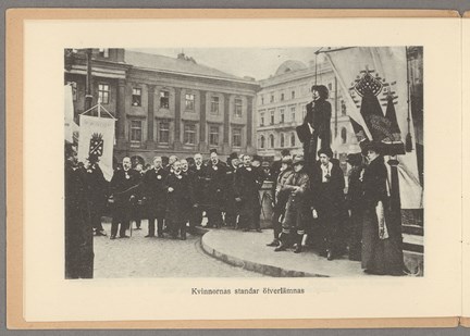 Fotografi från bondetåget 1914. Ett standar överlämnas av kvinnor.