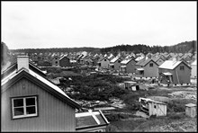 Utsikt från gavelfönstret av Manbyggnaden 2  mot öster över Enskede småstugeområde som är under byggnad
