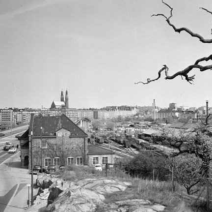 Liljeholmens station före rivningen 1959 och Liljeholmens godsstation vid Liljeholmsbron. Högalidskyrkan i fonden