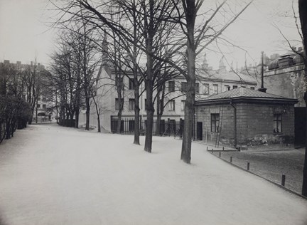 Ett av Garnisonssjukhusets portvaktshus, bilden tagen inifrån sjukhusområdet norr ut mot dagens Södra Agnesgatan, 1928.