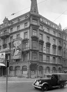 Hörnet av Stureplan 8 och Sturegatan 3. Hotell Anglais med reklamskyltar för Stockholmstidningen. Huset byggdes 1883 och revs 1955. Trådbussledningar korsar gatan