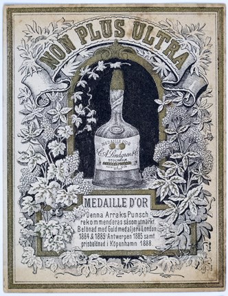 Reklamkort tryckt i svart och guld med bild på punschflaska, vinrankor samt text.