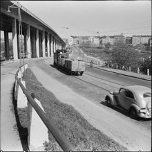 Arbetståg i Hammarbybacken med den nya Skanstullsbron till vänster 1950