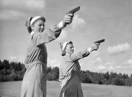 Weda idrottsanläggning. Lottor tränar pistolskytte på idrottsledarkurs i Roslagen