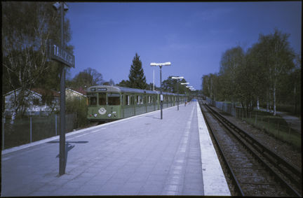 Ett grönt tunnelbanetåg har stannat till vid Tallkrogens tunnelbanestation år 1990.