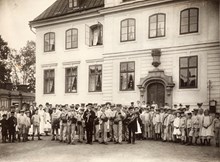 Uppställning på gården med musik framförd av musikkåren. Frimurarbarnhuset i Kristineberg, 24 juni 1909