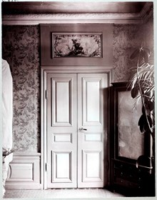 Philipsenska Skolan, Adolf Fredriks Torg 1. Interiör med målat dörröverstycke