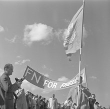 Första majdemonstration på Gärdet. ""FN för fred.""