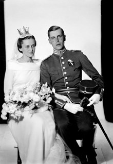 Porträtt av brudparet Eva (född Svennilson den 15 april 1915) och Ebbe Gyllenstierna (född 12 november 1911). Brölloppet stod i Solna kyrka oktober 1936.