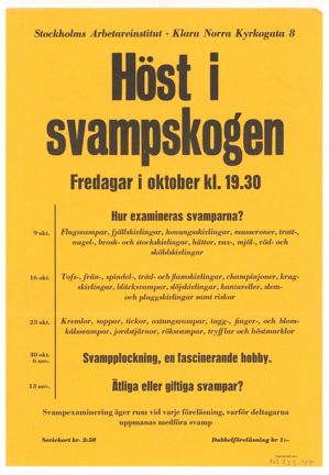 Affischen är tryckt på papper och har ett stående, rektangulärt format. Texten är tryckt i svart mot en klargul bakgrund. Huvudrubriken ”Höst i svampskogen” är i fetstil och dominerar affischen.